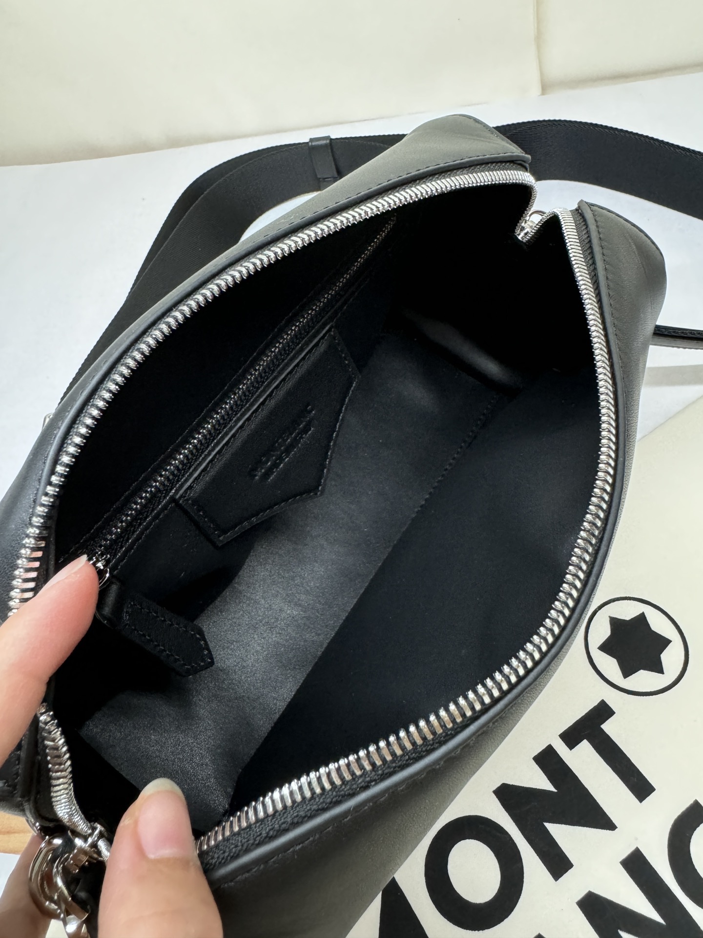 Montblanc 몽블랑 MB131797 크로스바디백 24cm 18