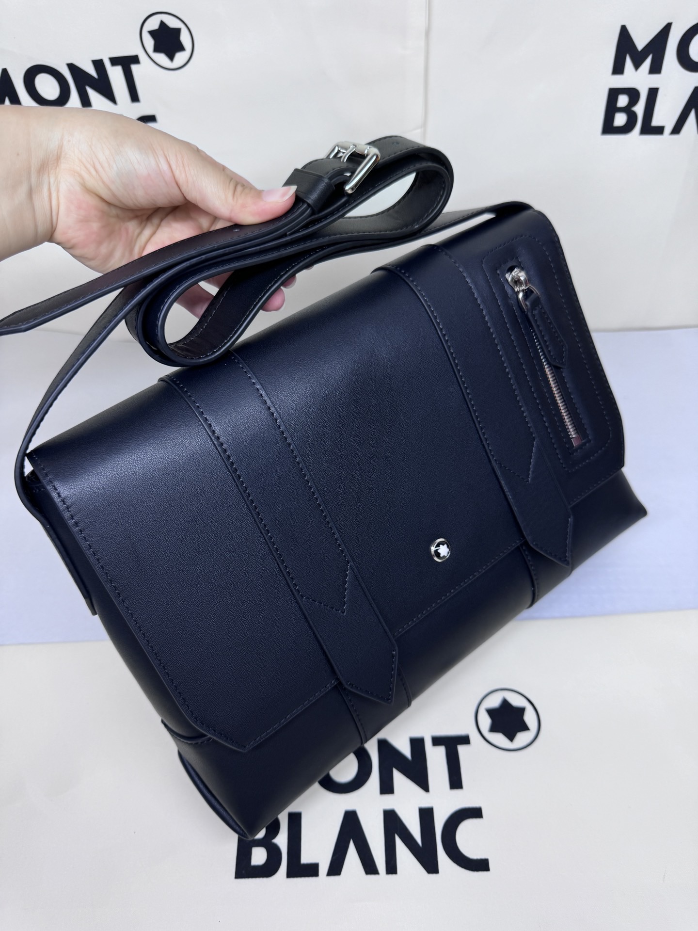 MontBlanc 몽블랑 소프트 레더 크로스바디백 29.5cm 10