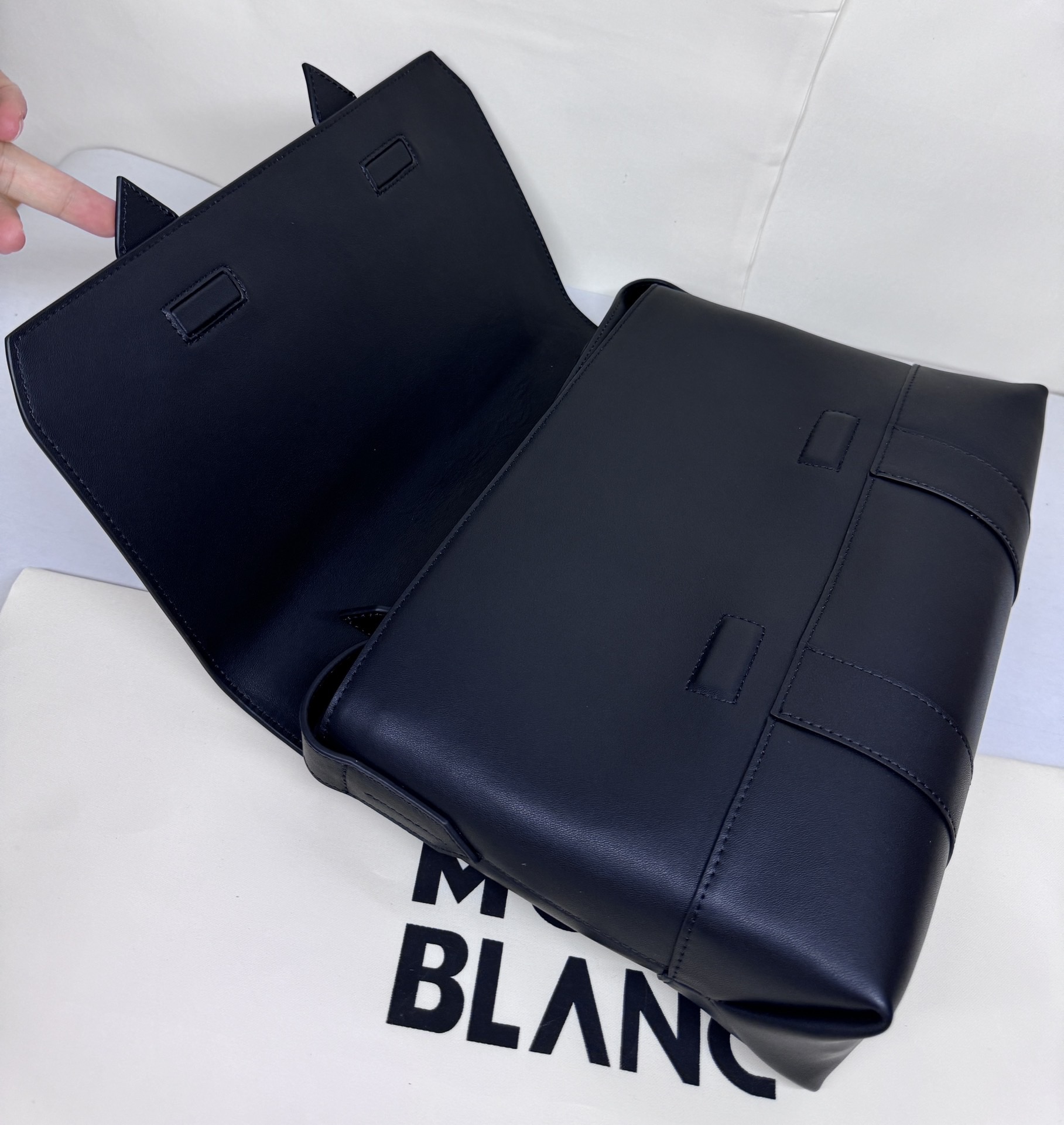 MontBlanc 몽블랑 소프트 레더 크로스바디백 29.5cm 14