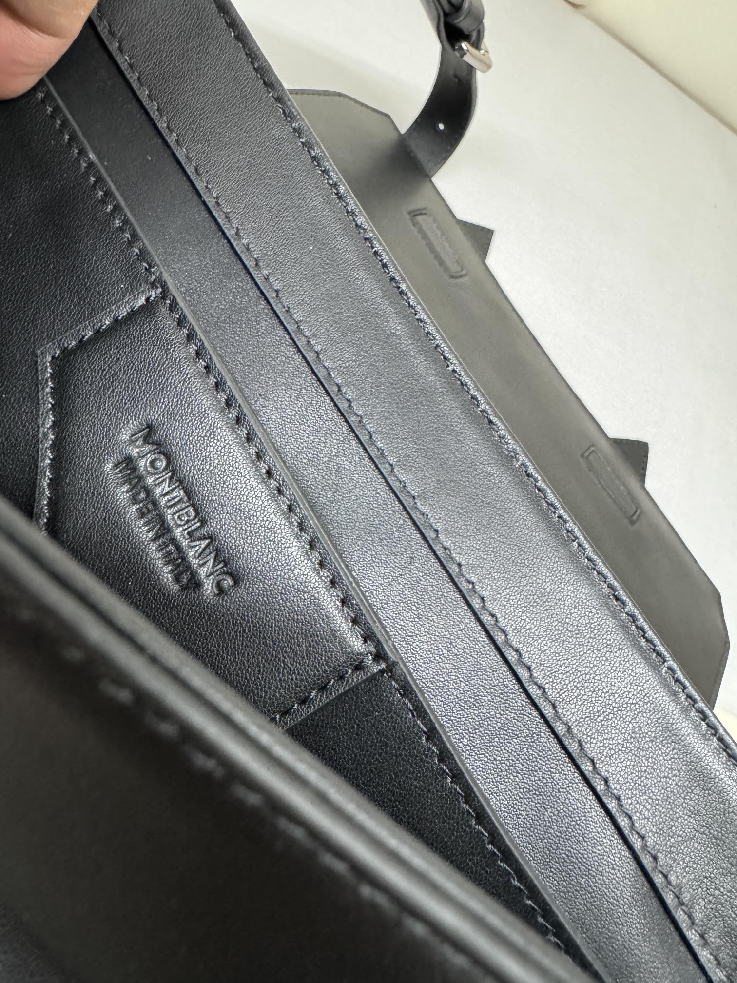 MontBlanc 몽블랑 소프트 레더 크로스바디백 29.5cm 15