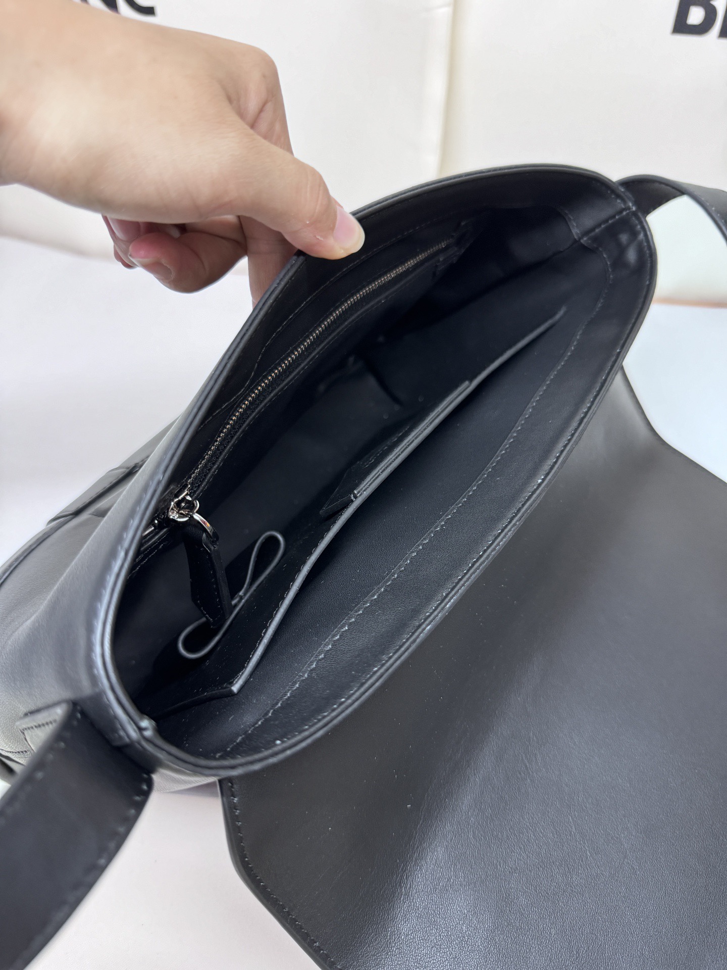 MontBlanc 몽블랑 소프트 레더 크로스바디백 29.5cm 16