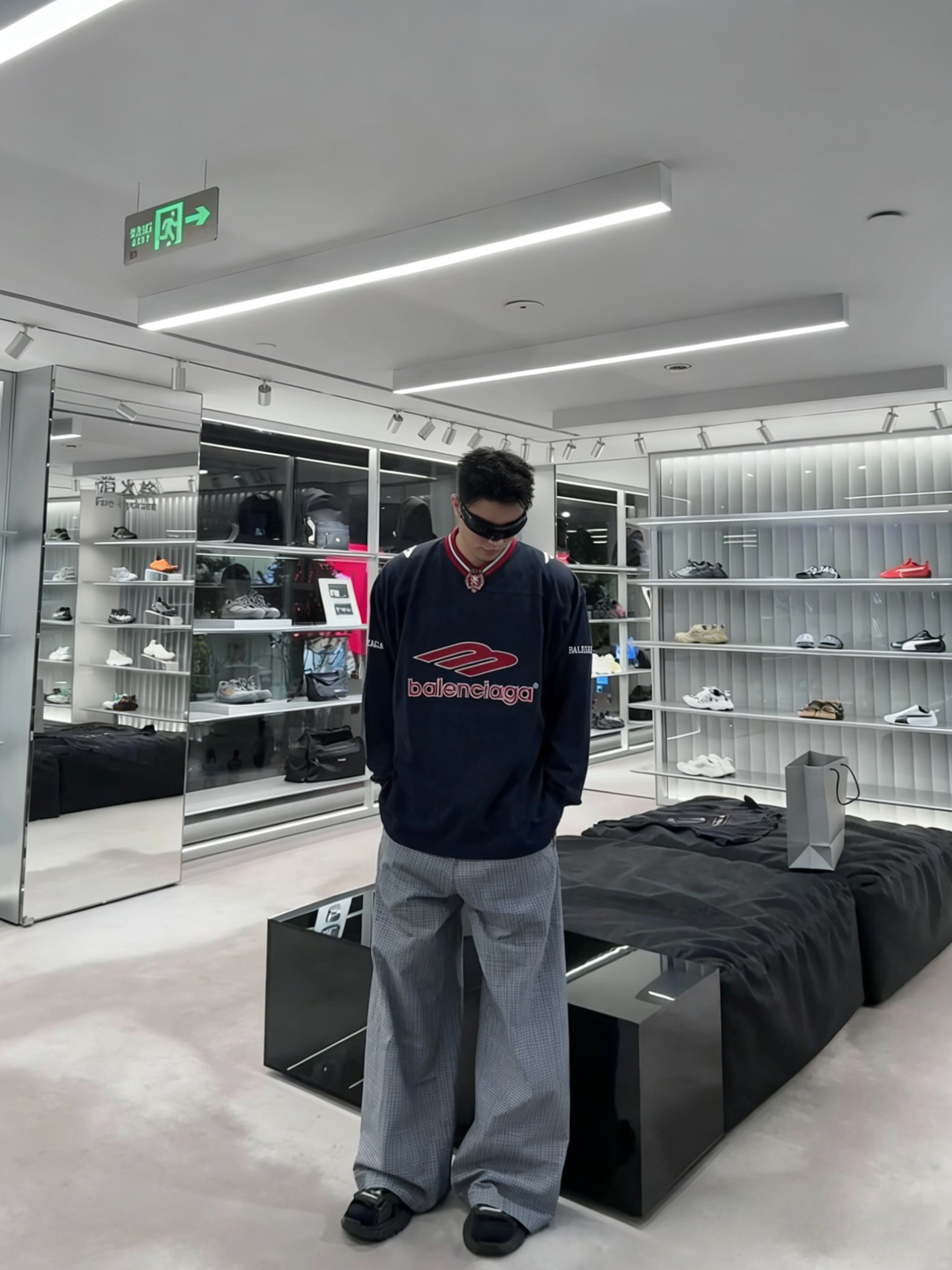 BALENCIAGA 발렌시아가 FW2023 V넥 긴팔 티셔츠 4