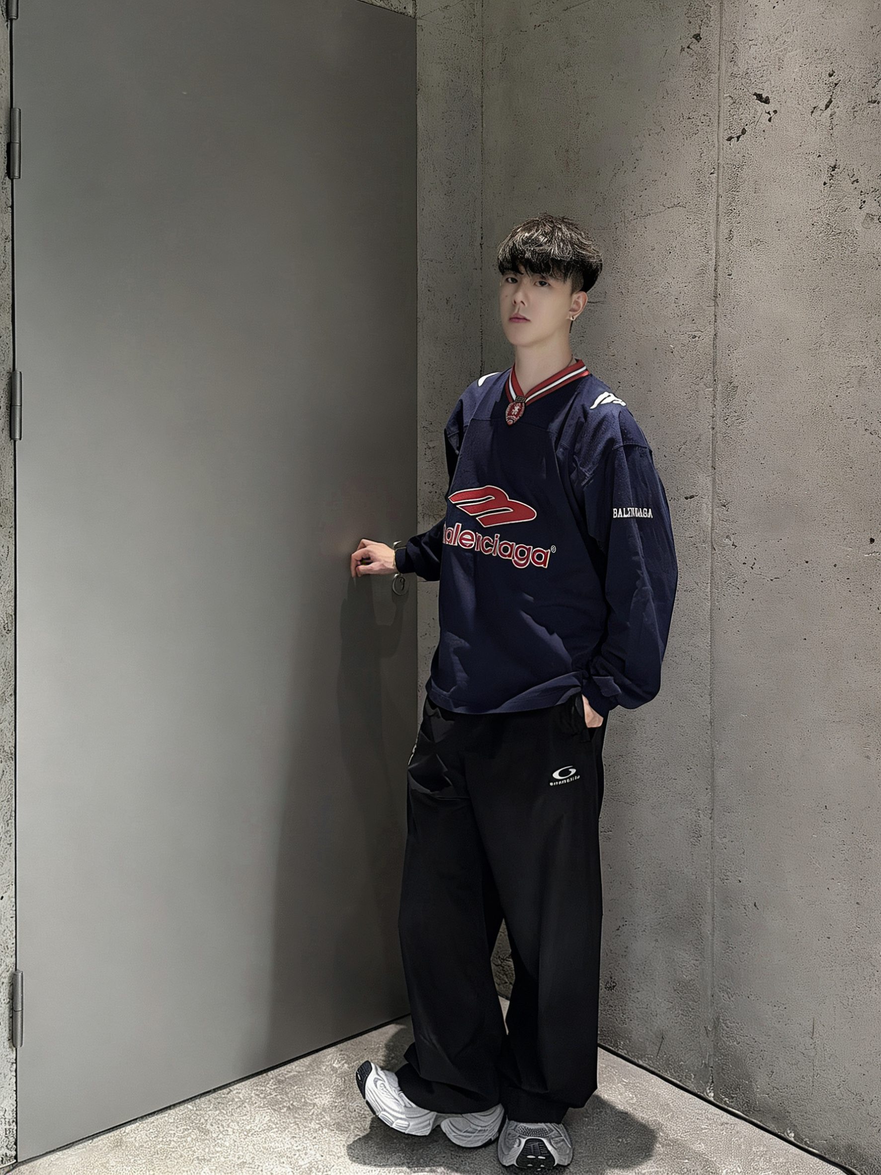 BALENCIAGA 발렌시아가 FW2023 V넥 긴팔 티셔츠 5