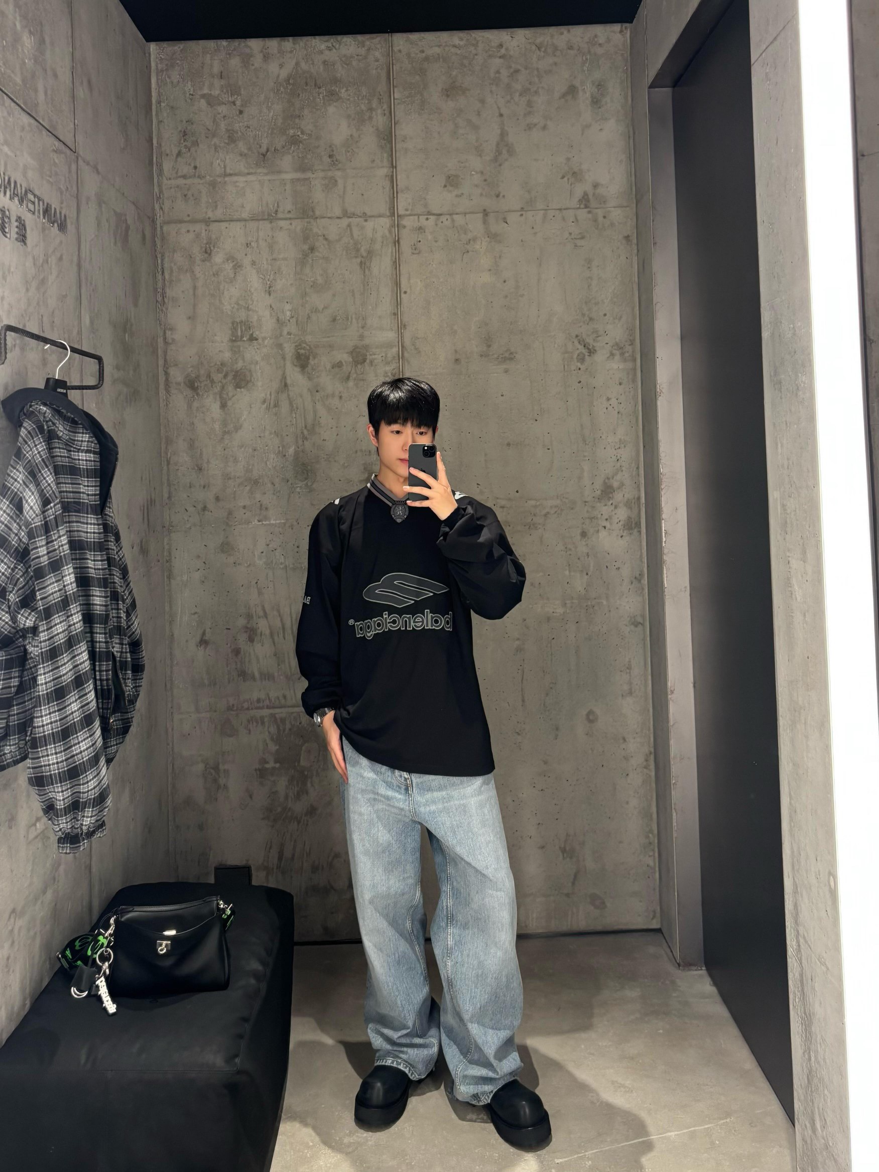 BALENCIAGA 발렌시아가 FW2023 V넥 긴팔 티셔츠 17