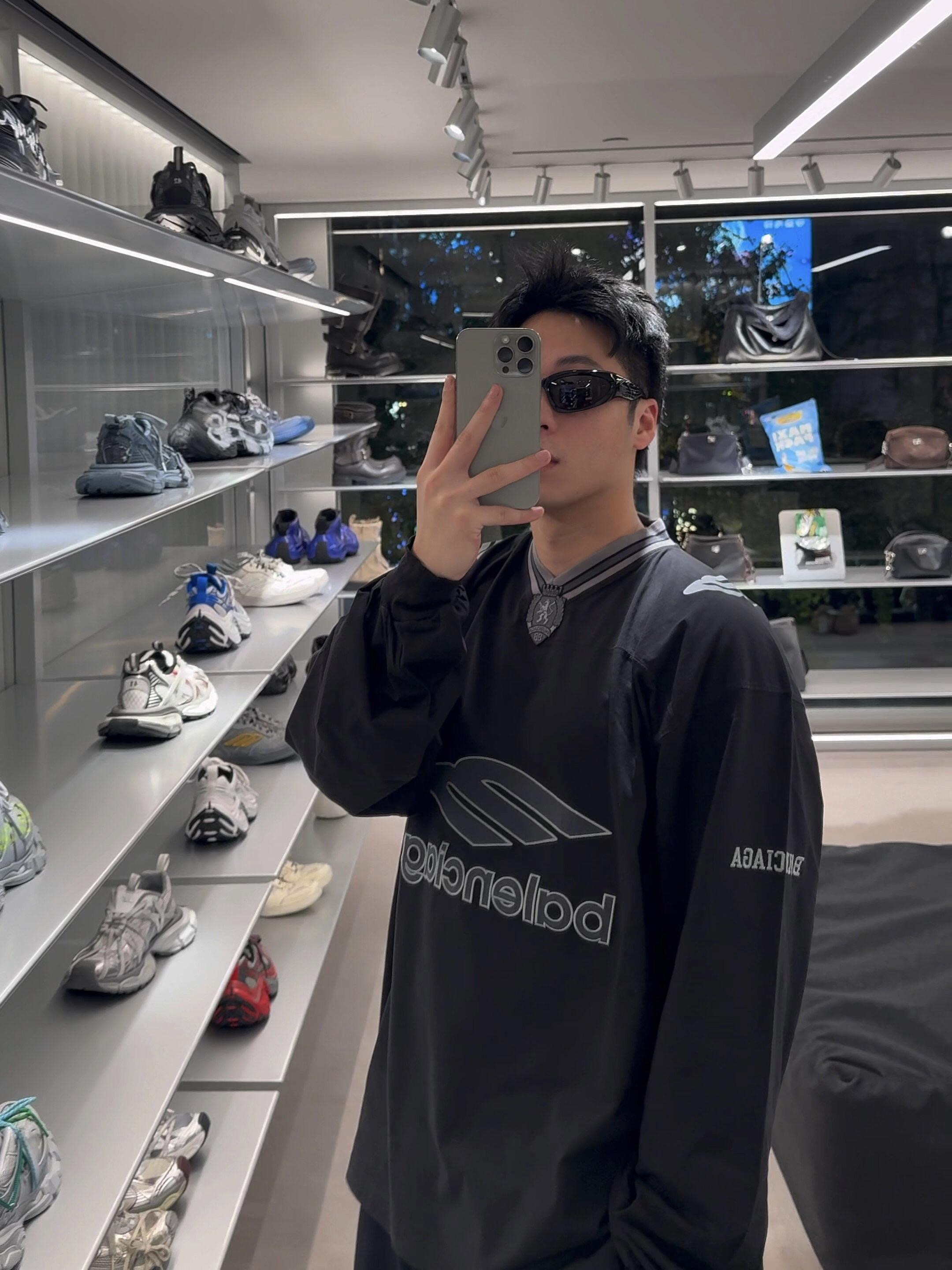 BALENCIAGA 발렌시아가 FW2023 V넥 긴팔 티셔츠 18