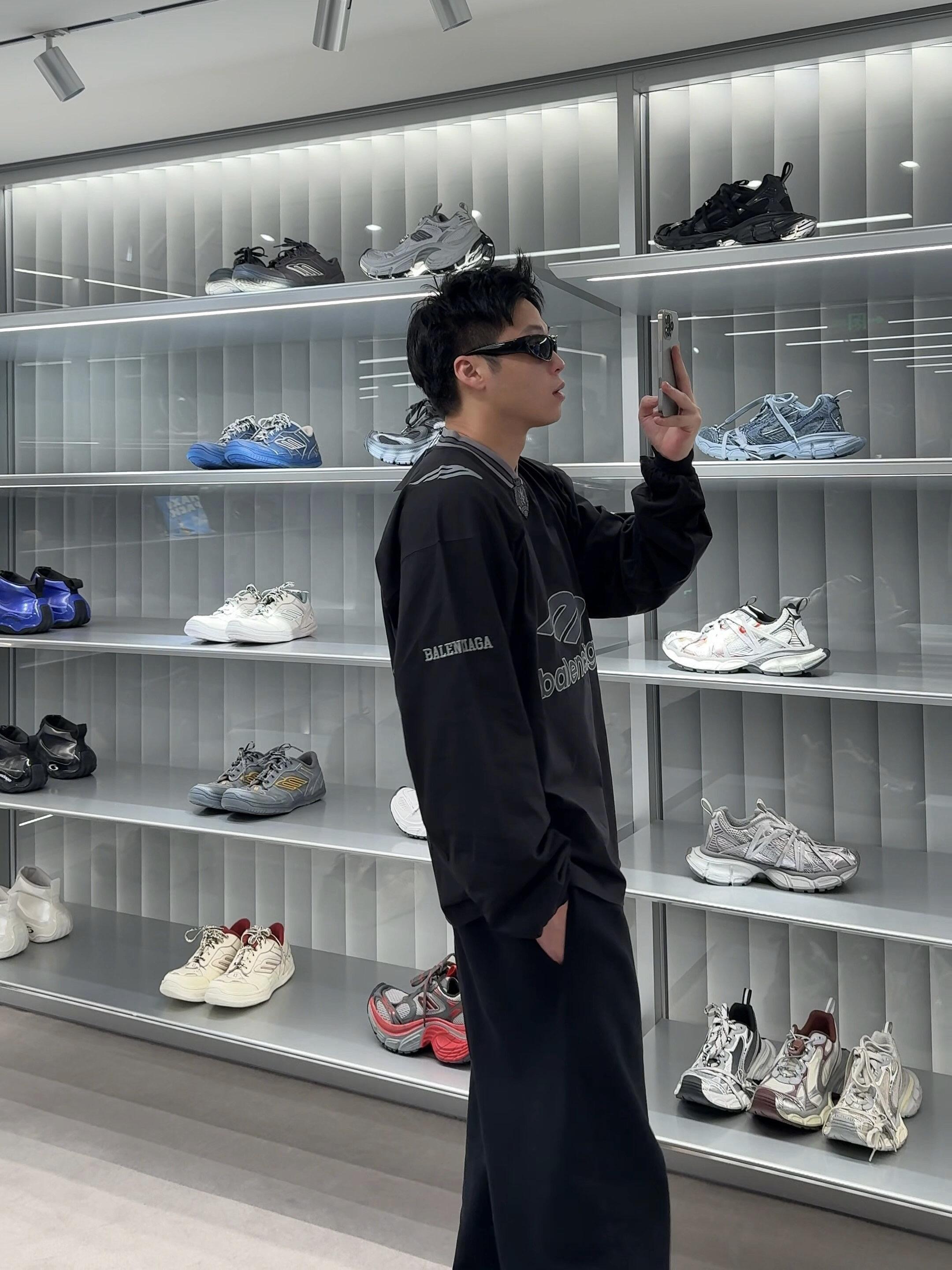 BALENCIAGA 발렌시아가 FW2023 V넥 긴팔 티셔츠 19