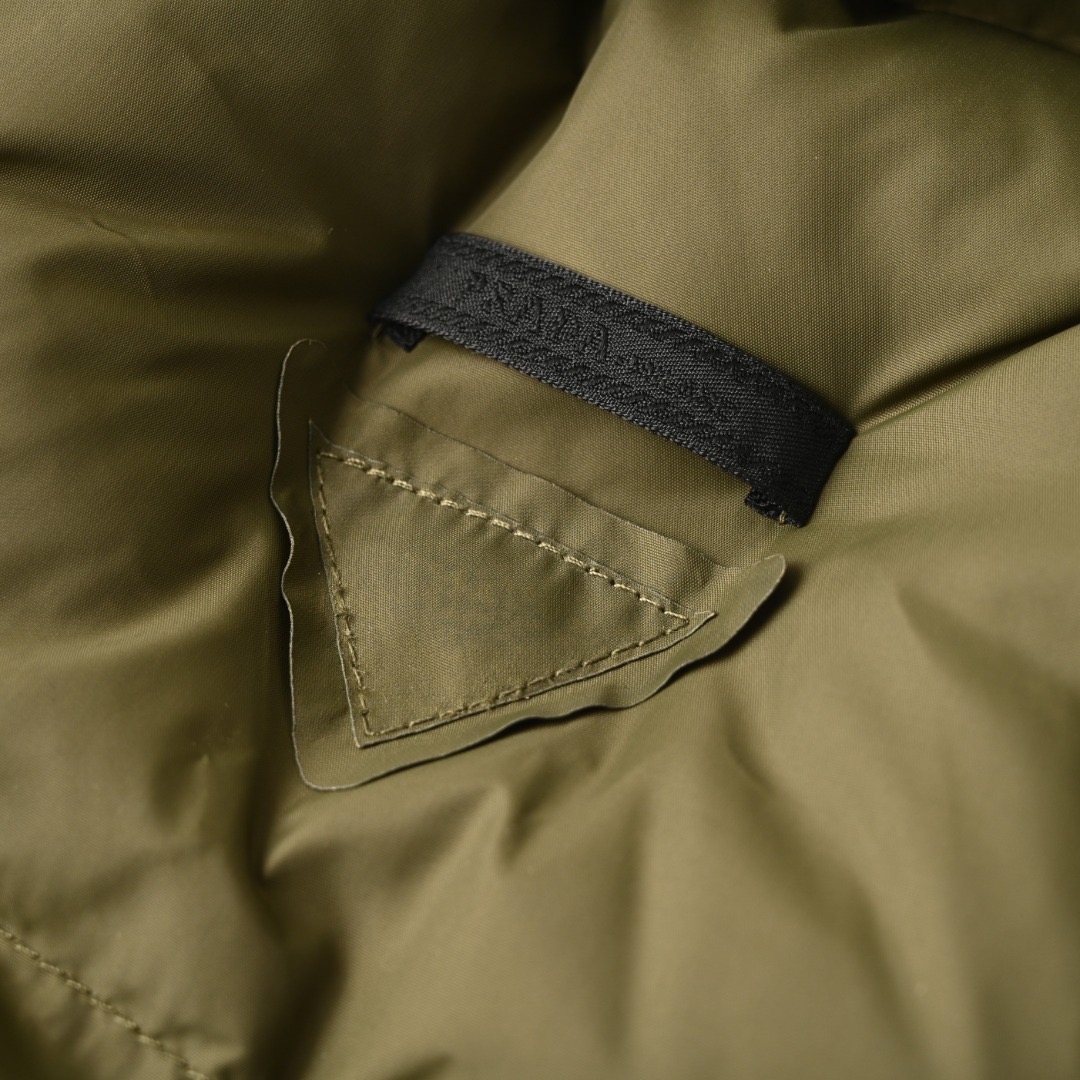 PRADA 프라다 FW2023 녹색 다운 베스트 5