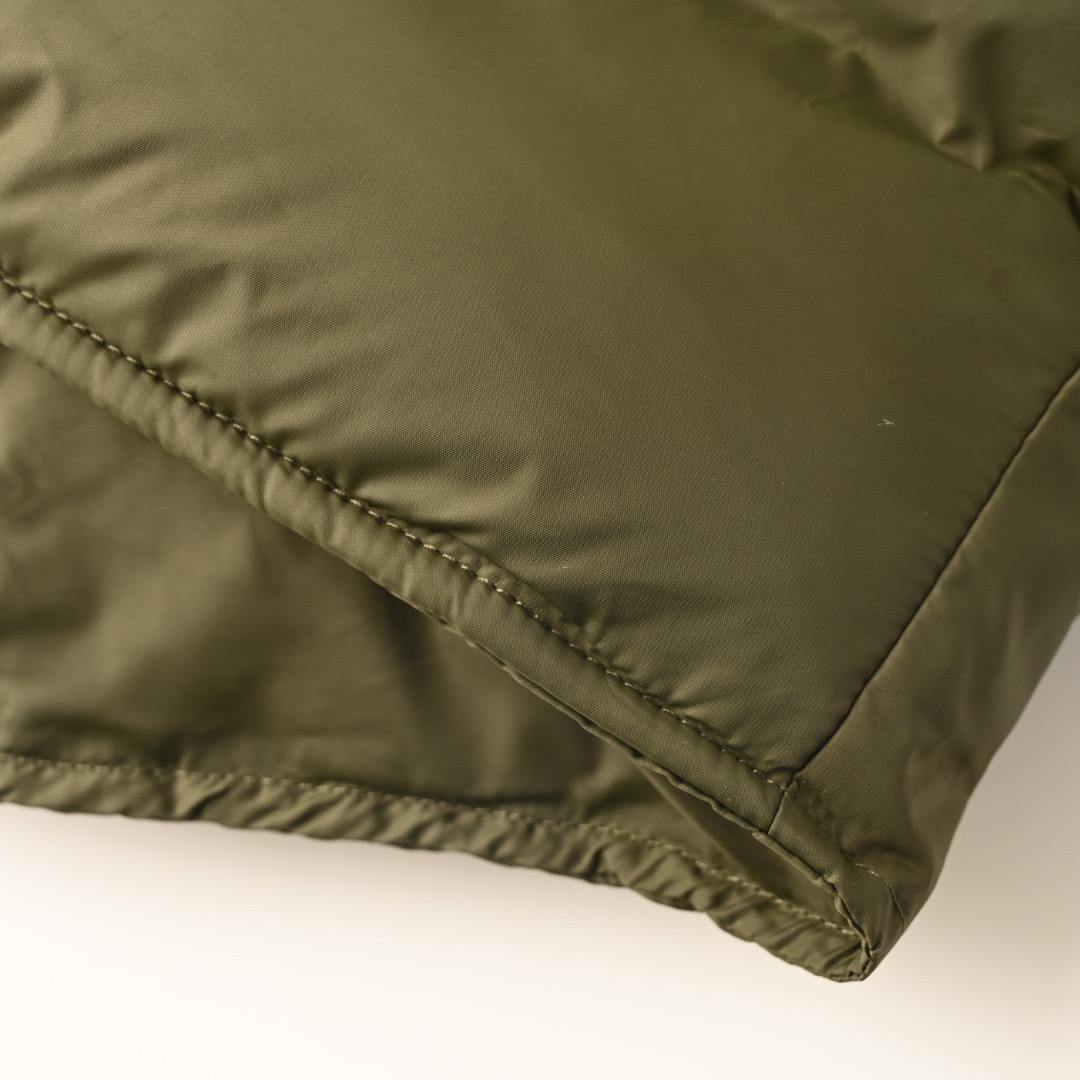 PRADA 프라다 FW2023 녹색 다운 베스트 6