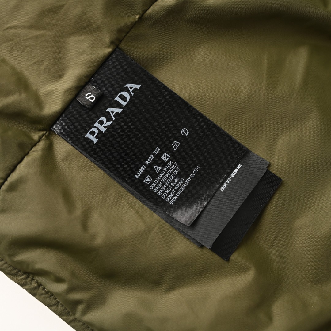 PRADA 프라다 FW2023 녹색 다운 베스트 9