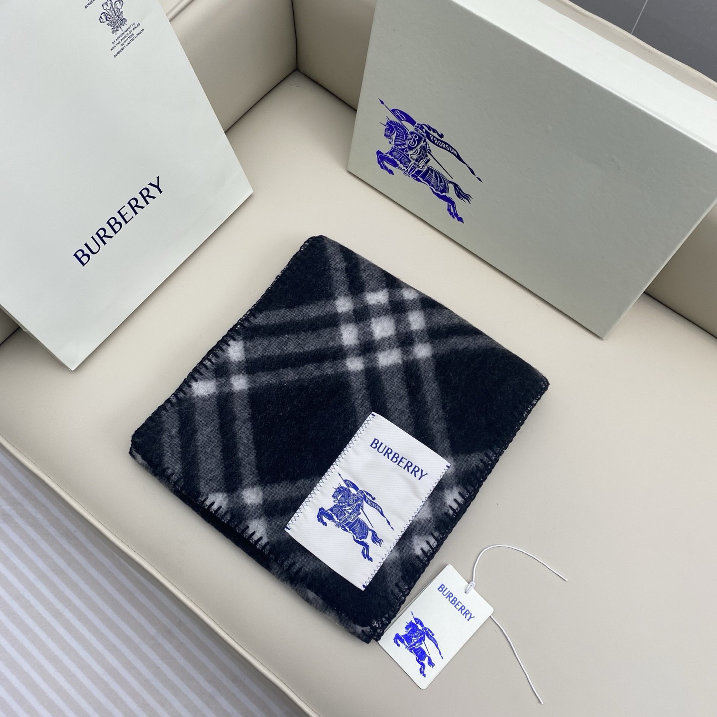 BURBERRY 버버리 체크 양모 머플러 1