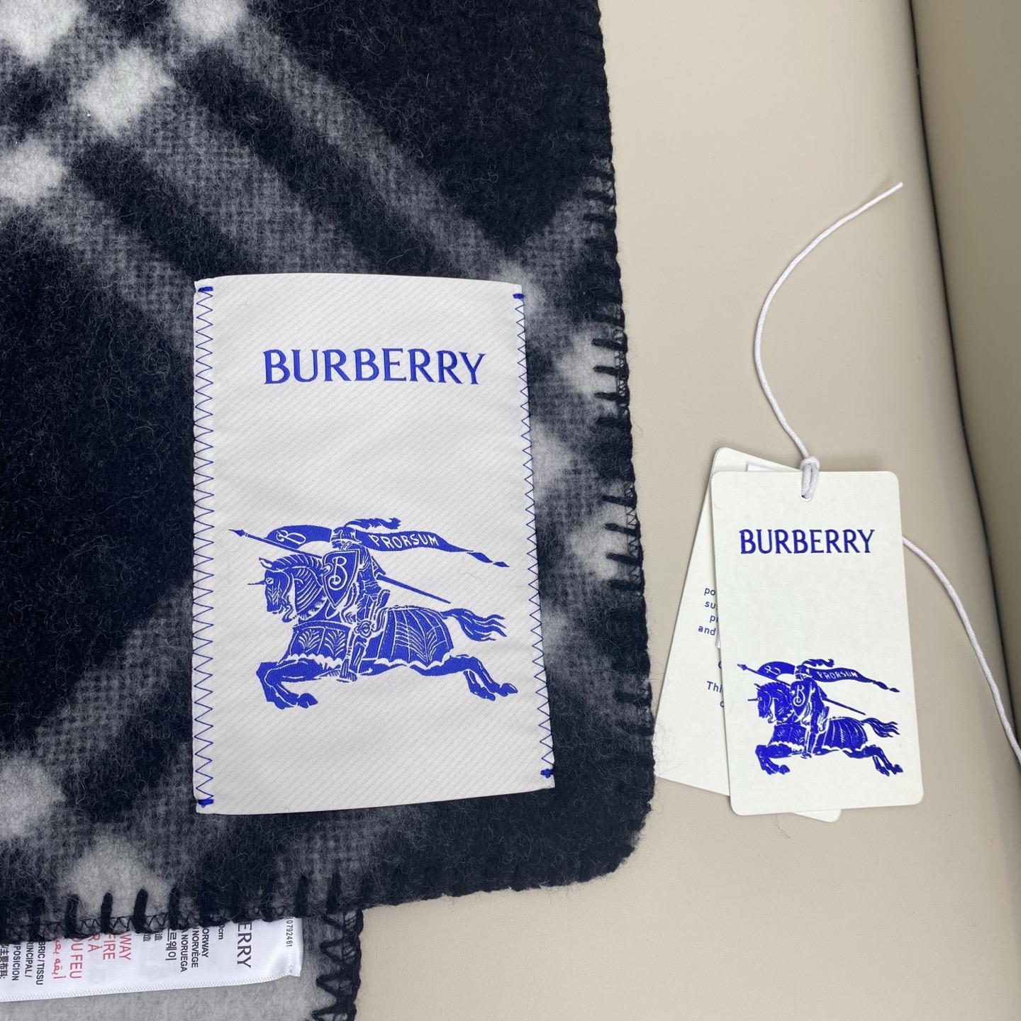 BURBERRY 버버리 체크 양모 머플러 5