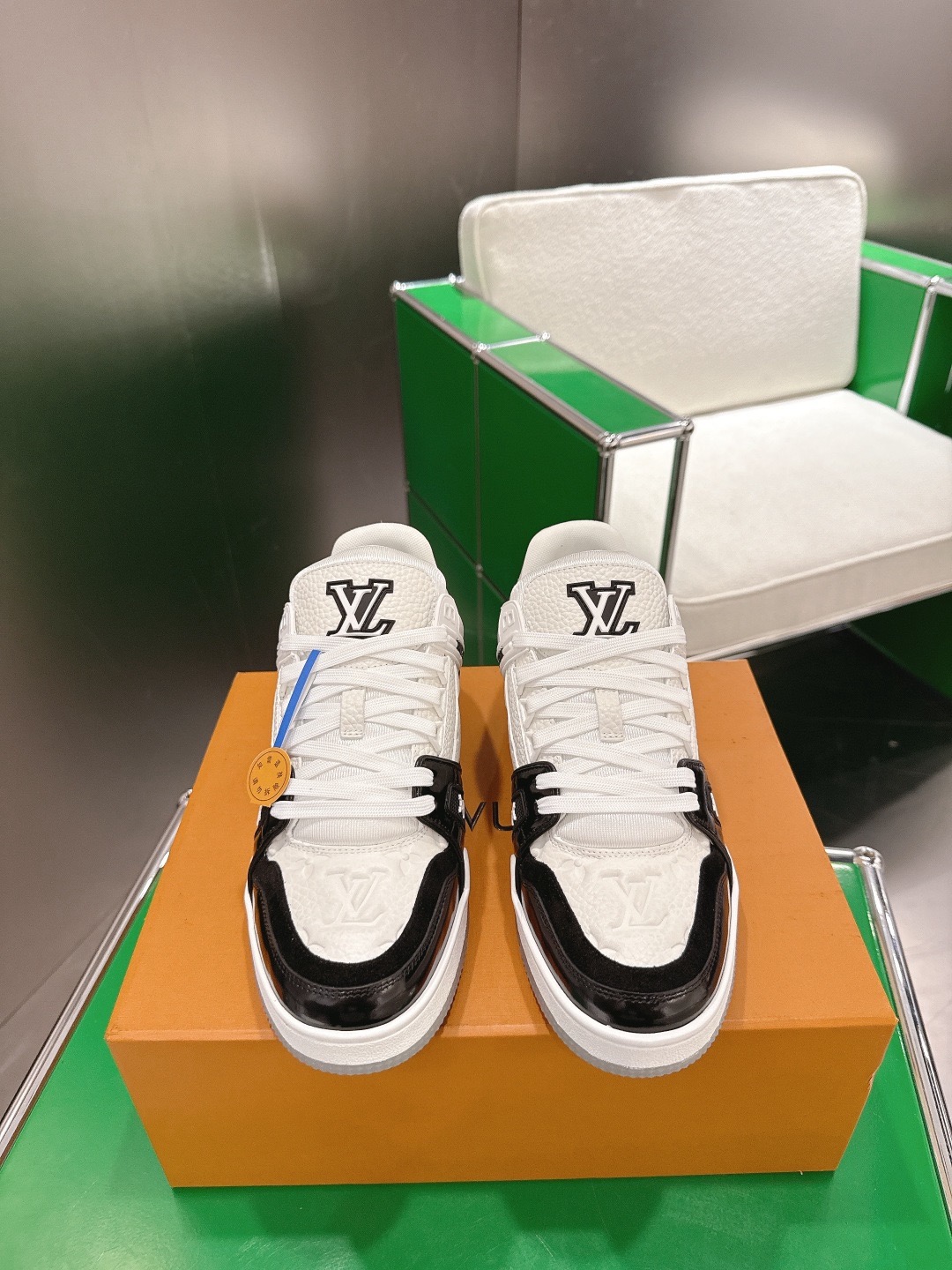 LOUIS VUITTON 루이비통 트레이너 스니커즈 블랙 앤 화이트 1