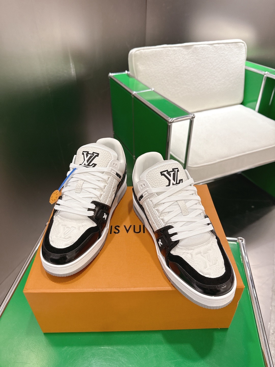 LOUIS VUITTON 루이비통 트레이너 스니커즈 블랙 앤 화이트 2