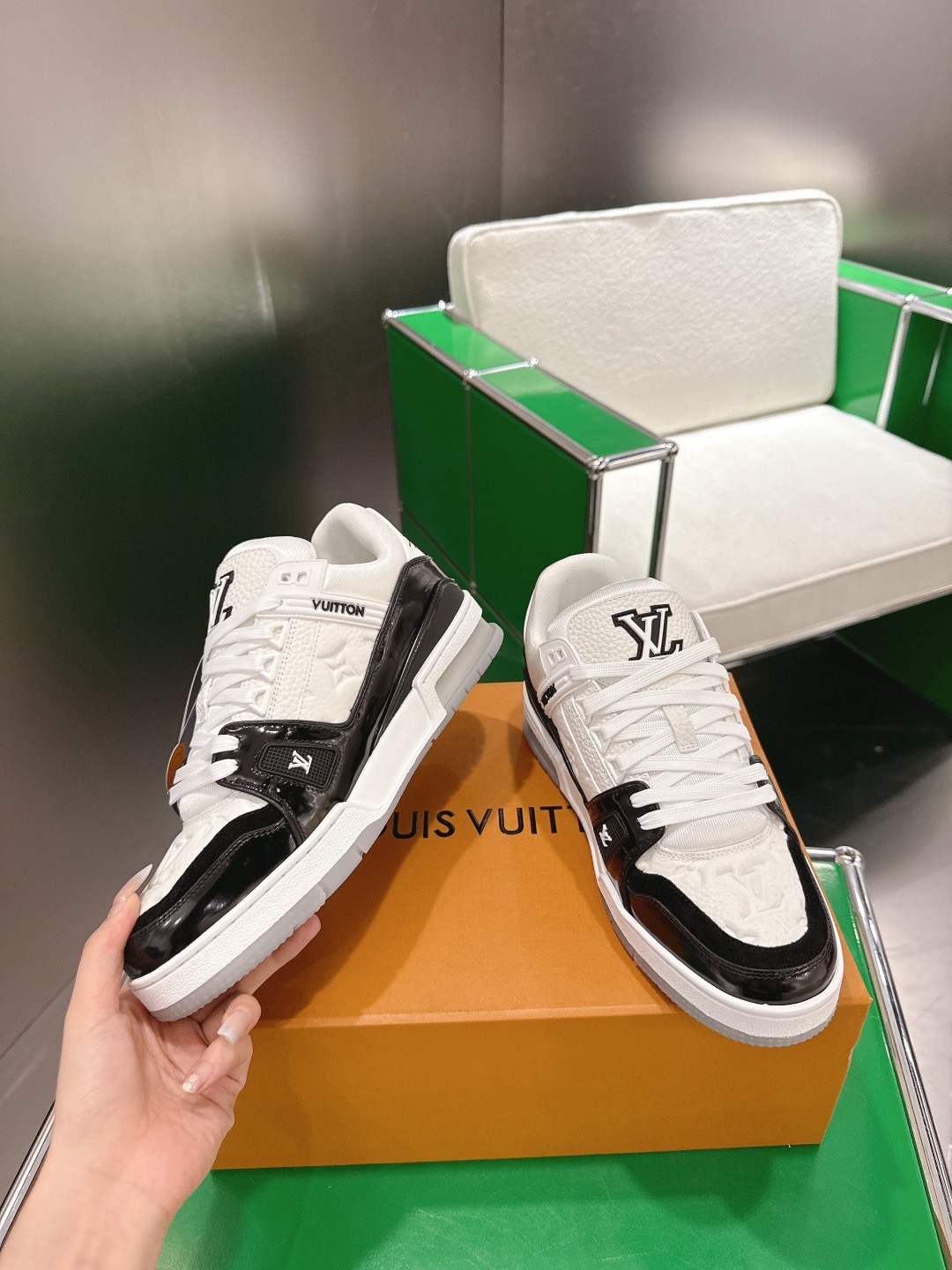 LOUIS VUITTON 루이비통 트레이너 스니커즈 블랙 앤 화이트 3