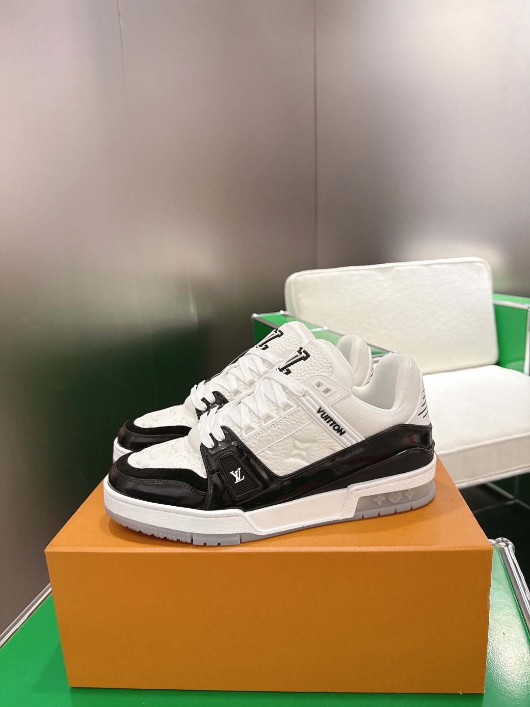 LOUIS VUITTON 루이비통 트레이너 스니커즈 블랙 앤 화이트 4