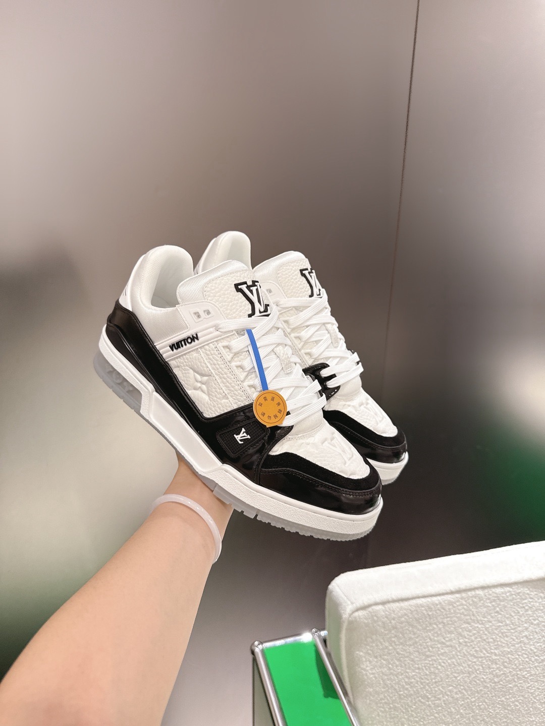 LOUIS VUITTON 루이비통 트레이너 스니커즈 블랙 앤 화이트 5