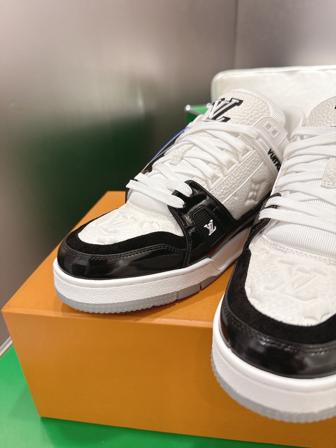 LOUIS VUITTON 루이비통 트레이너 스니커즈 블랙 앤 화이트 6