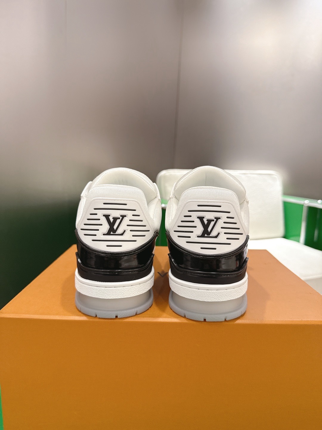 LOUIS VUITTON 루이비통 트레이너 스니커즈 블랙 앤 화이트 7