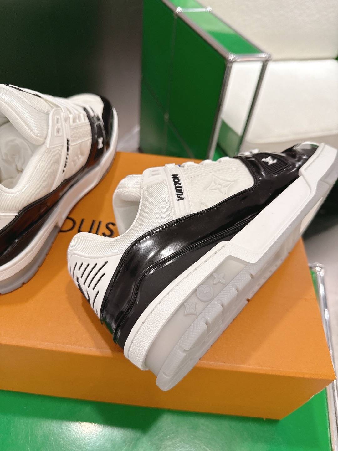 LOUIS VUITTON 루이비통 트레이너 스니커즈 블랙 앤 화이트 8