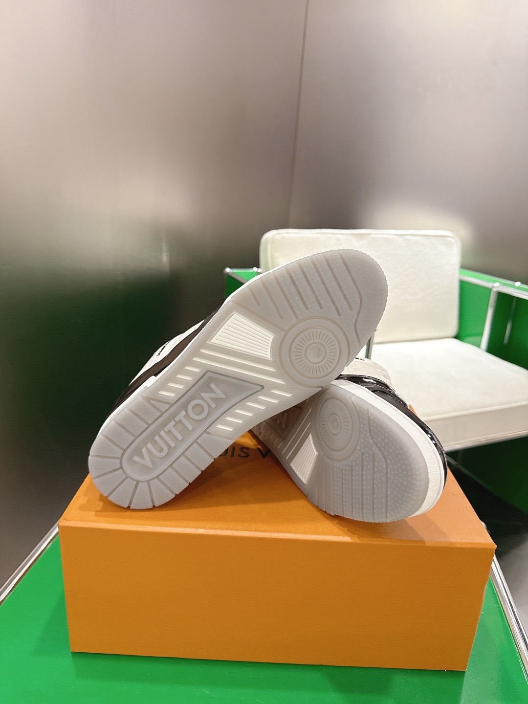 LOUIS VUITTON 루이비통 트레이너 스니커즈 블랙 앤 화이트 9