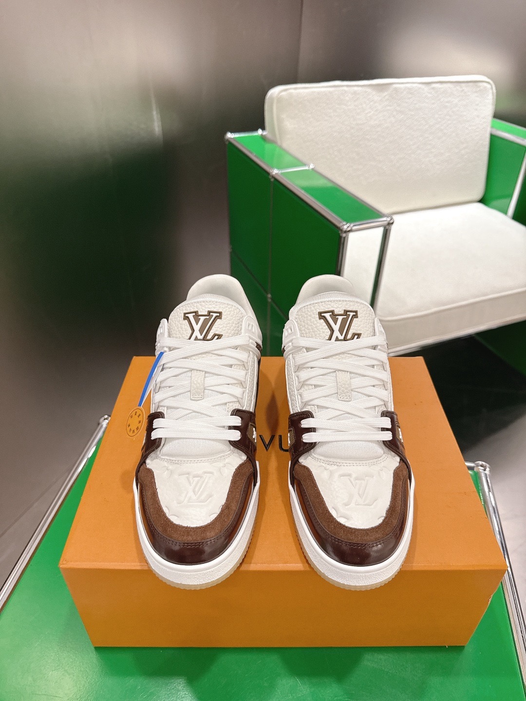 LOUIS VUITTON 루이비통 트레이너 스니커즈 블랙 앤 화이트 1