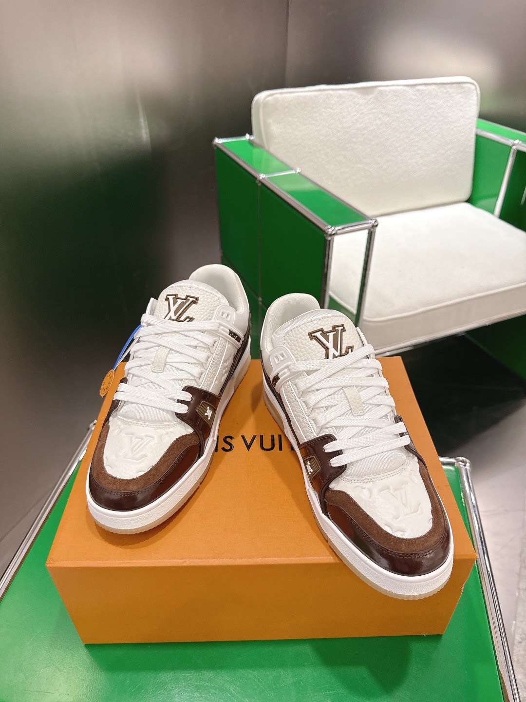 LOUIS VUITTON 루이비통 트레이너 스니커즈 블랙 앤 화이트 2