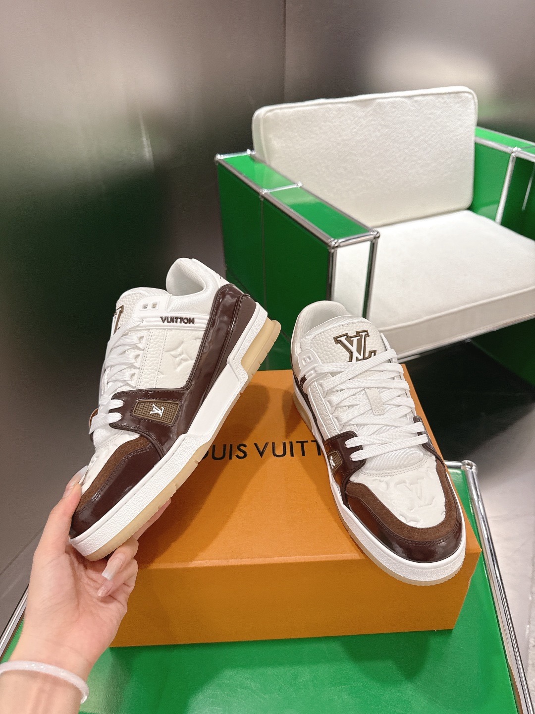 LOUIS VUITTON 루이비통 트레이너 스니커즈 블랙 앤 화이트 3