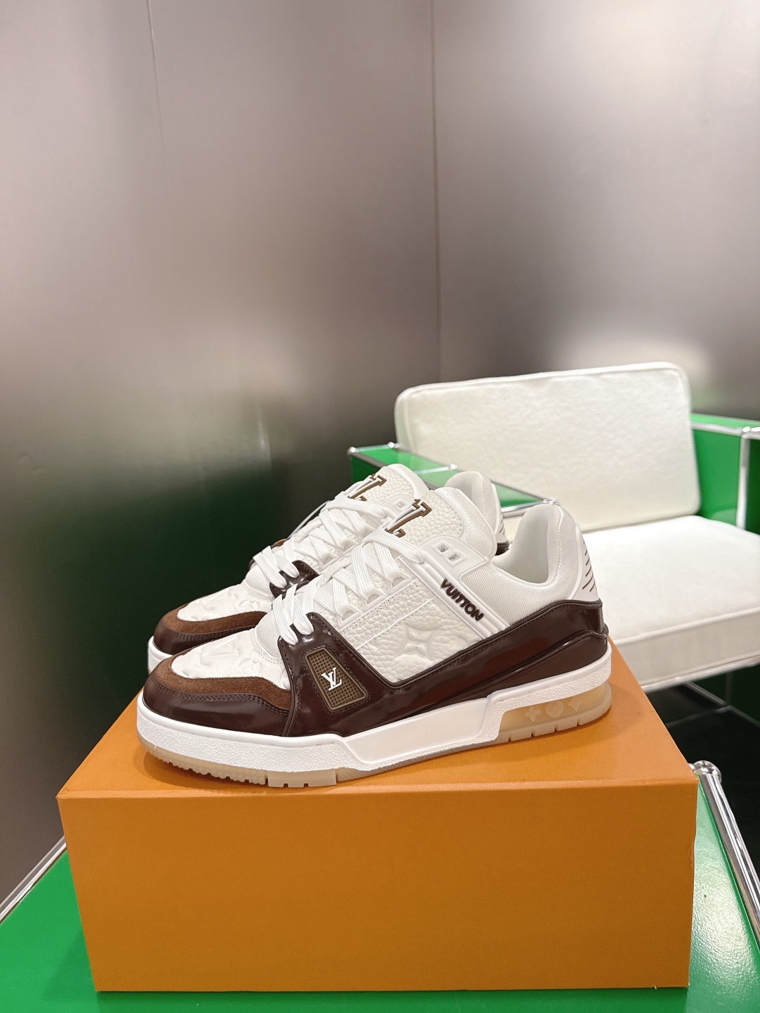 LOUIS VUITTON 루이비통 트레이너 스니커즈 블랙 앤 화이트 4