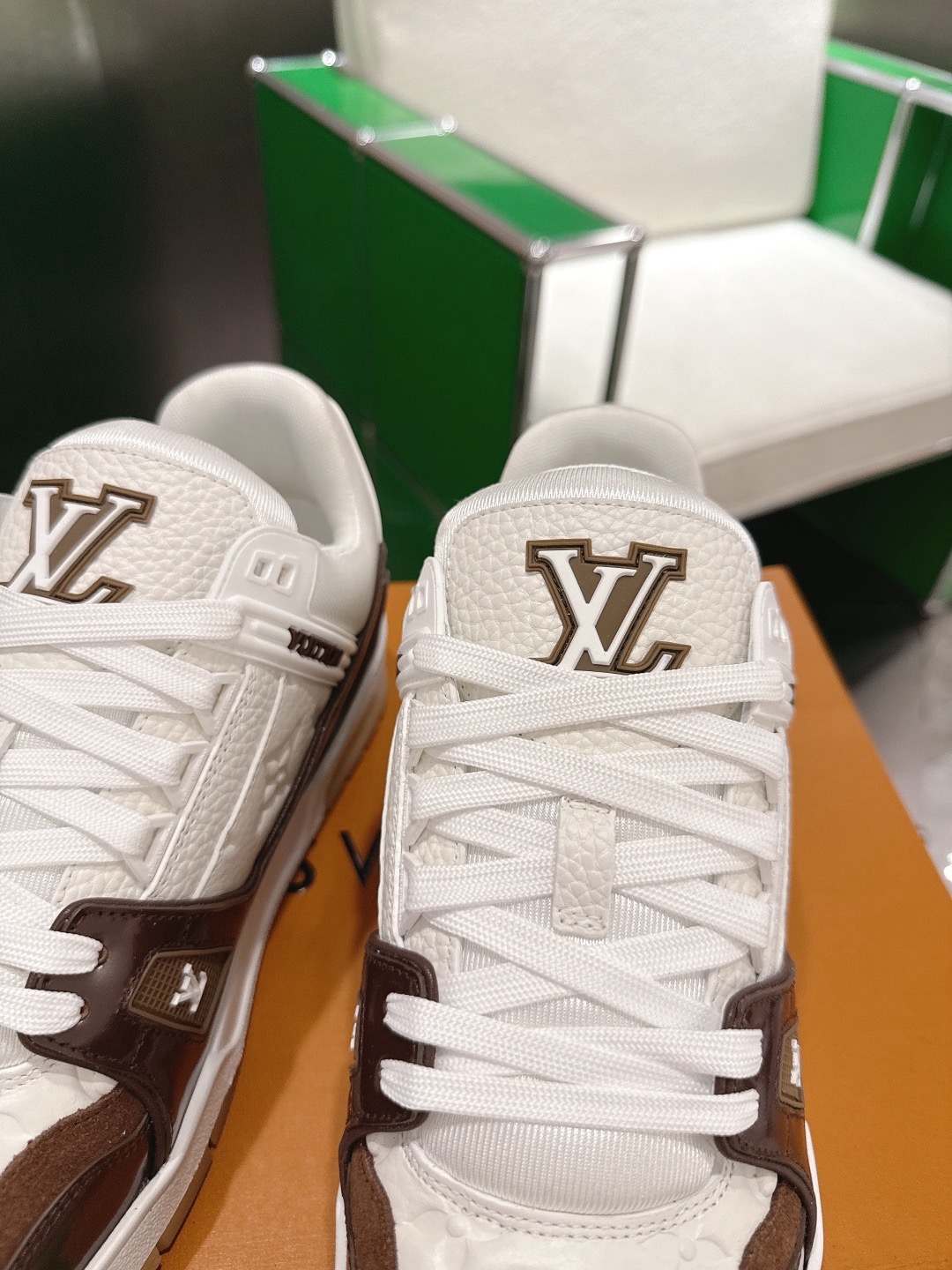 LOUIS VUITTON 루이비통 트레이너 스니커즈 블랙 앤 화이트 6