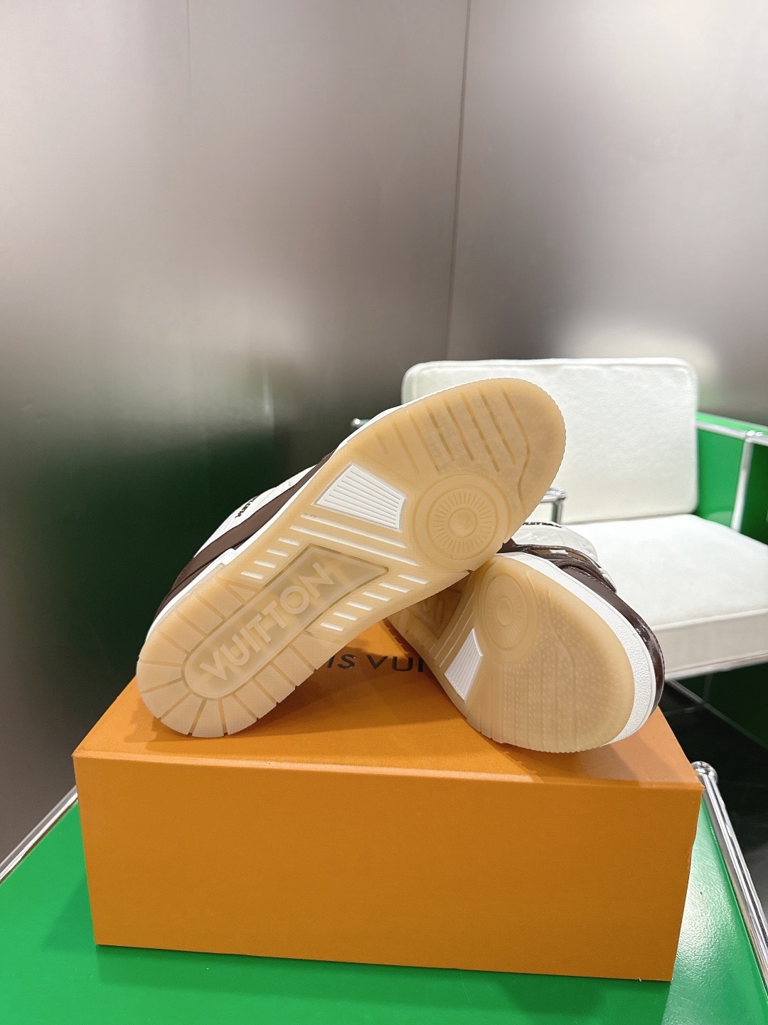 LOUIS VUITTON 루이비통 트레이너 스니커즈 블랙 앤 화이트 9