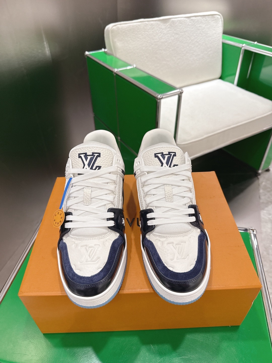 LOUIS VUITTON 루이비통 트레이너 스니커즈 블랙 앤 화이트 1