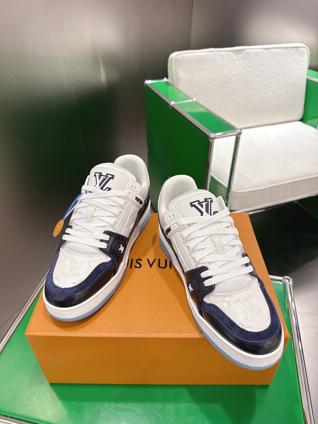 LOUIS VUITTON 루이비통 트레이너 스니커즈 블랙 앤 화이트 2