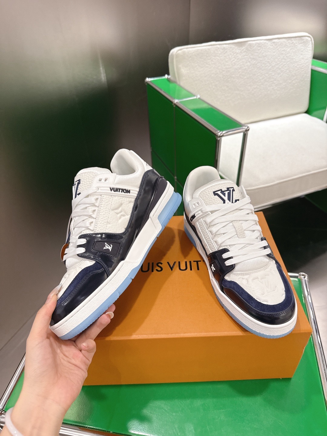 LOUIS VUITTON 루이비통 트레이너 스니커즈 블랙 앤 화이트 3