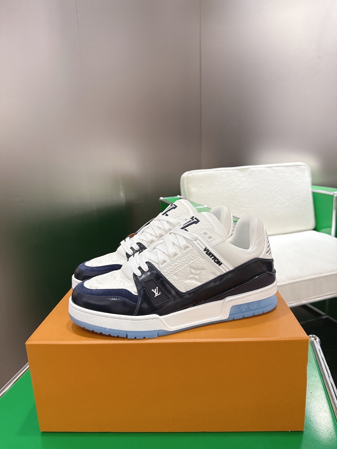 LOUIS VUITTON 루이비통 트레이너 스니커즈 블랙 앤 화이트 4