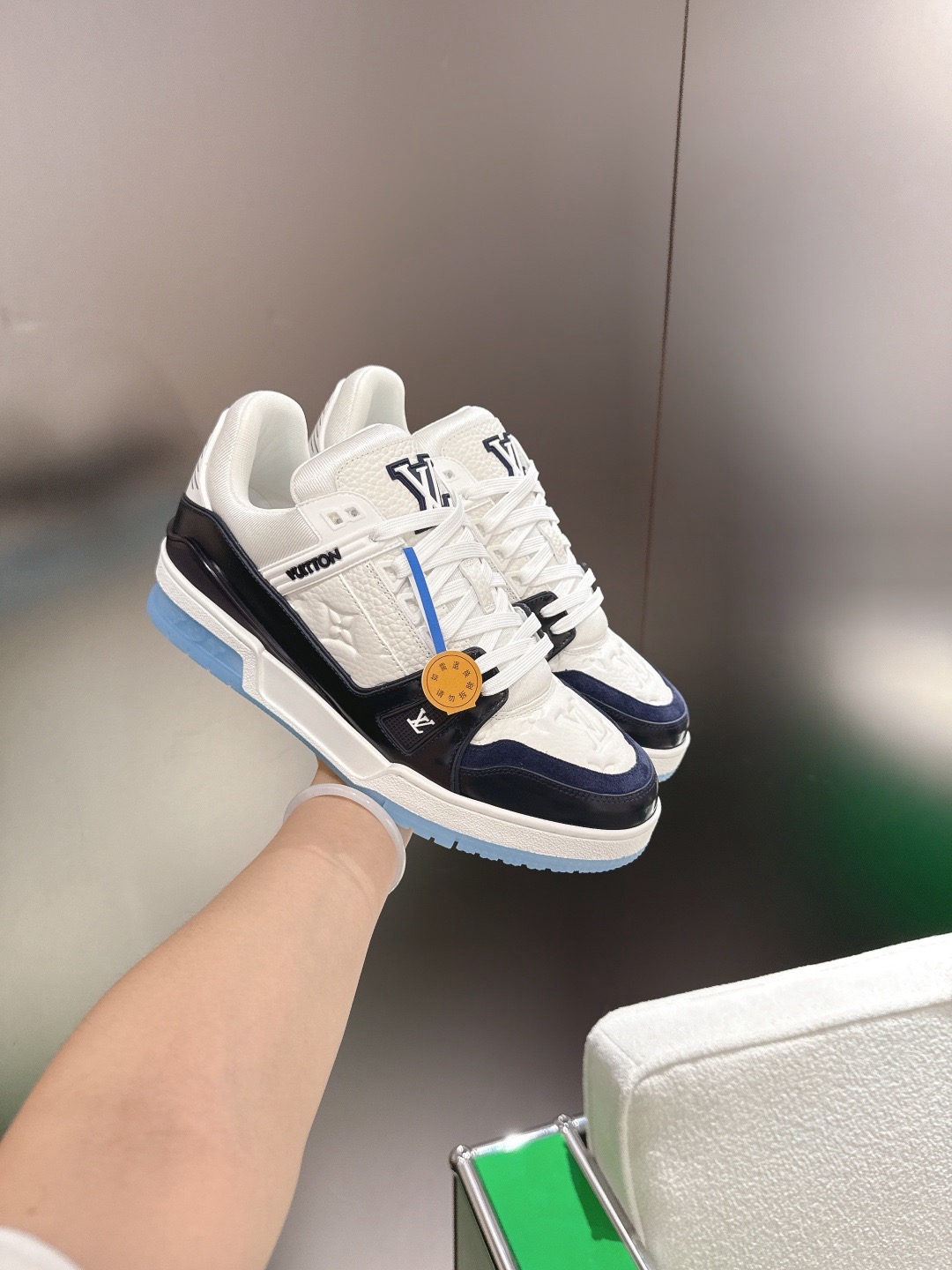 LOUIS VUITTON 루이비통 트레이너 스니커즈 블랙 앤 화이트 5