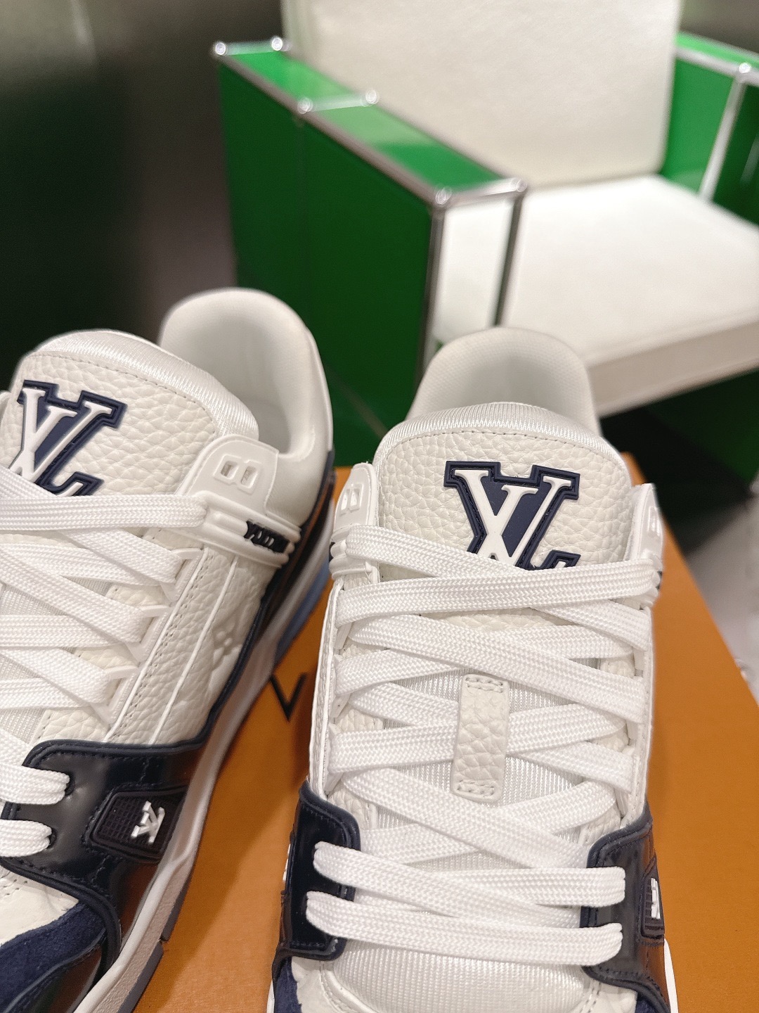 LOUIS VUITTON 루이비통 트레이너 스니커즈 블랙 앤 화이트 6