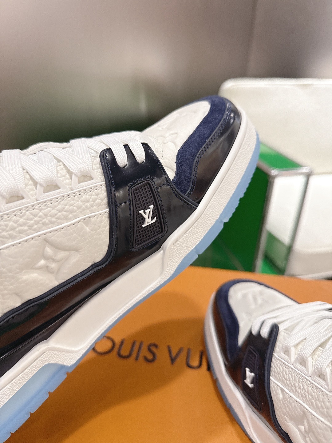 LOUIS VUITTON 루이비통 트레이너 스니커즈 블랙 앤 화이트 7
