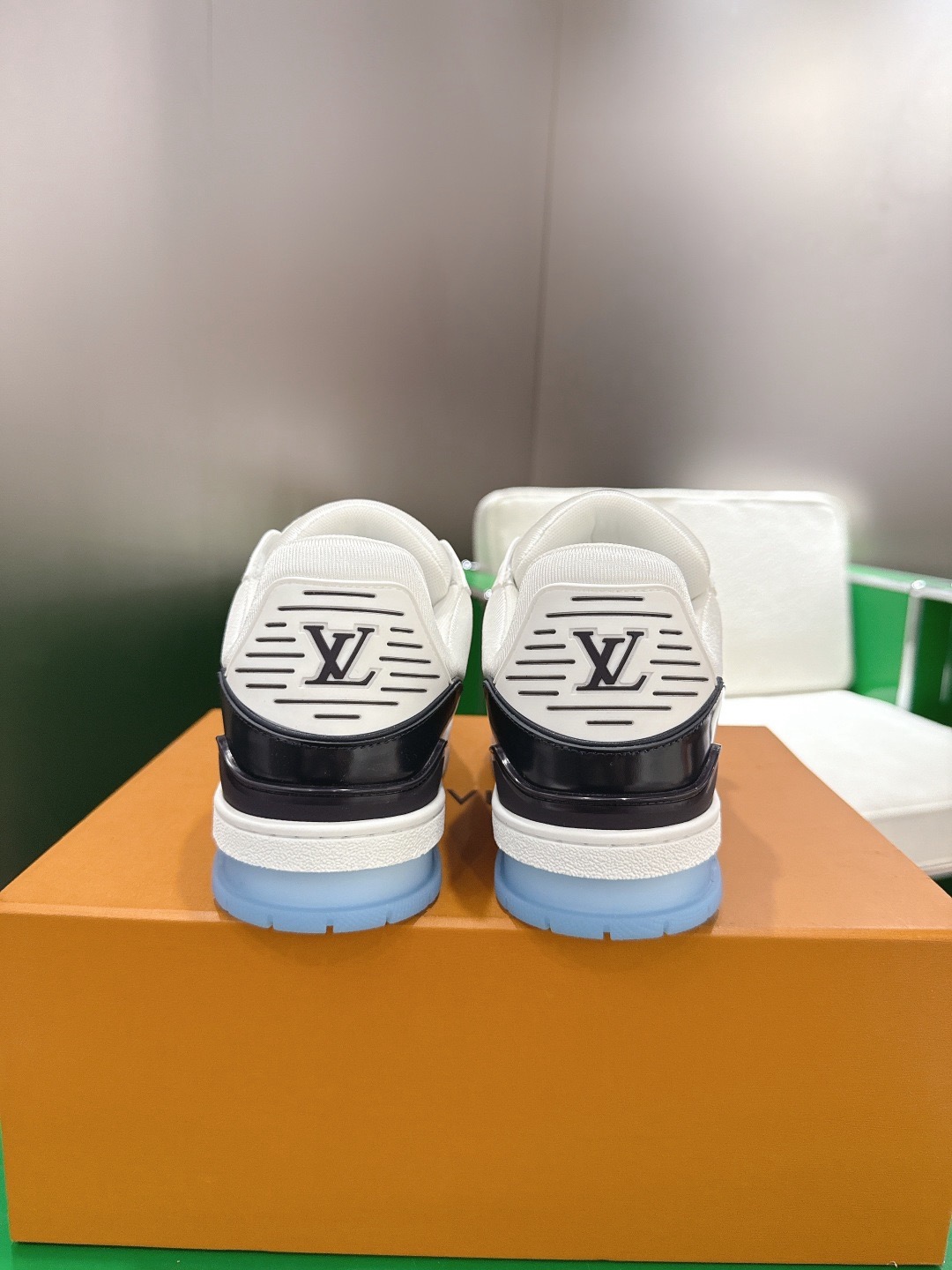 LOUIS VUITTON 루이비통 트레이너 스니커즈 블랙 앤 화이트 8