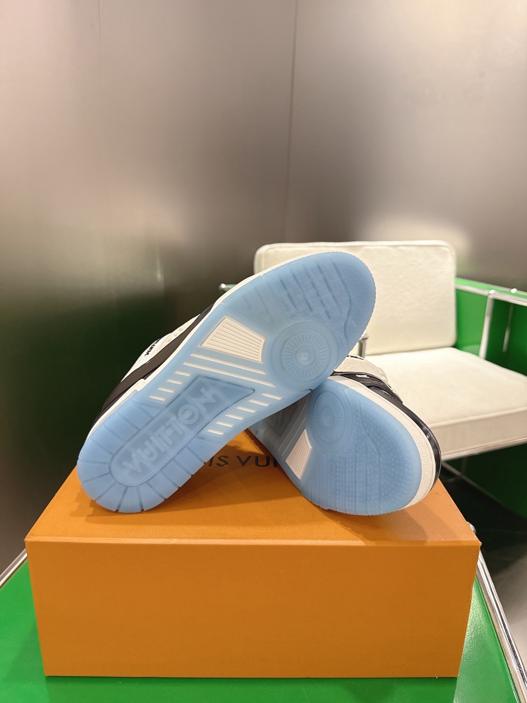 LOUIS VUITTON 루이비통 트레이너 스니커즈 블랙 앤 화이트 9