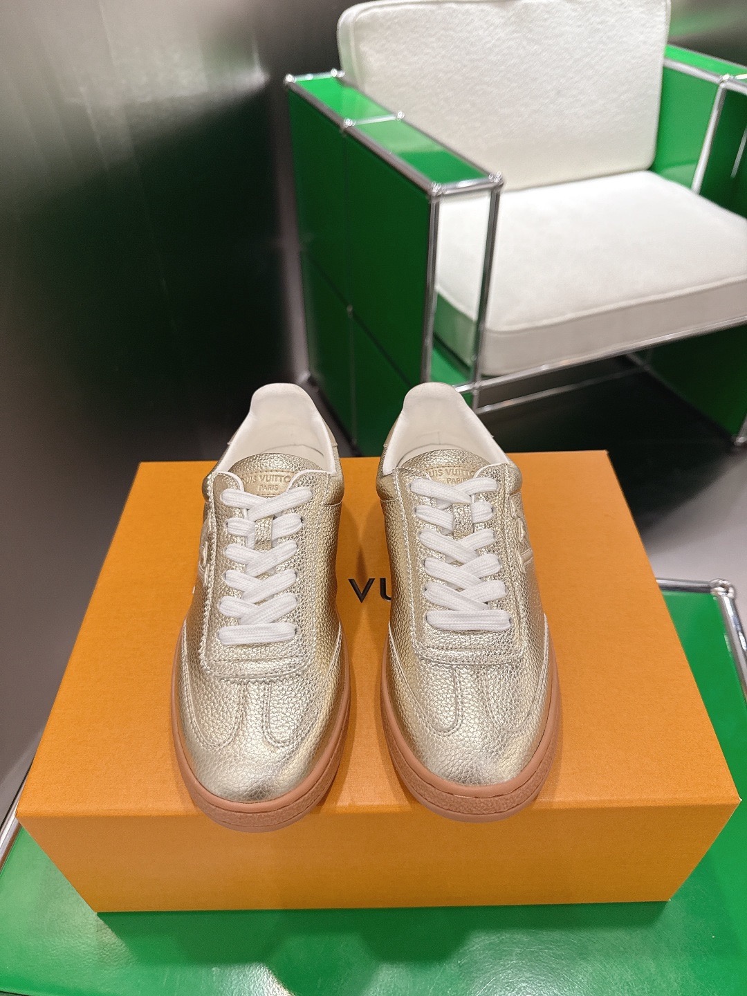 LOUIS VUITTON 루이비통 스니커즈 골드 1