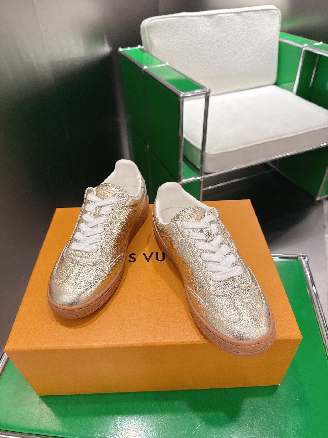 LOUIS VUITTON 루이비통 스니커즈 골드 2