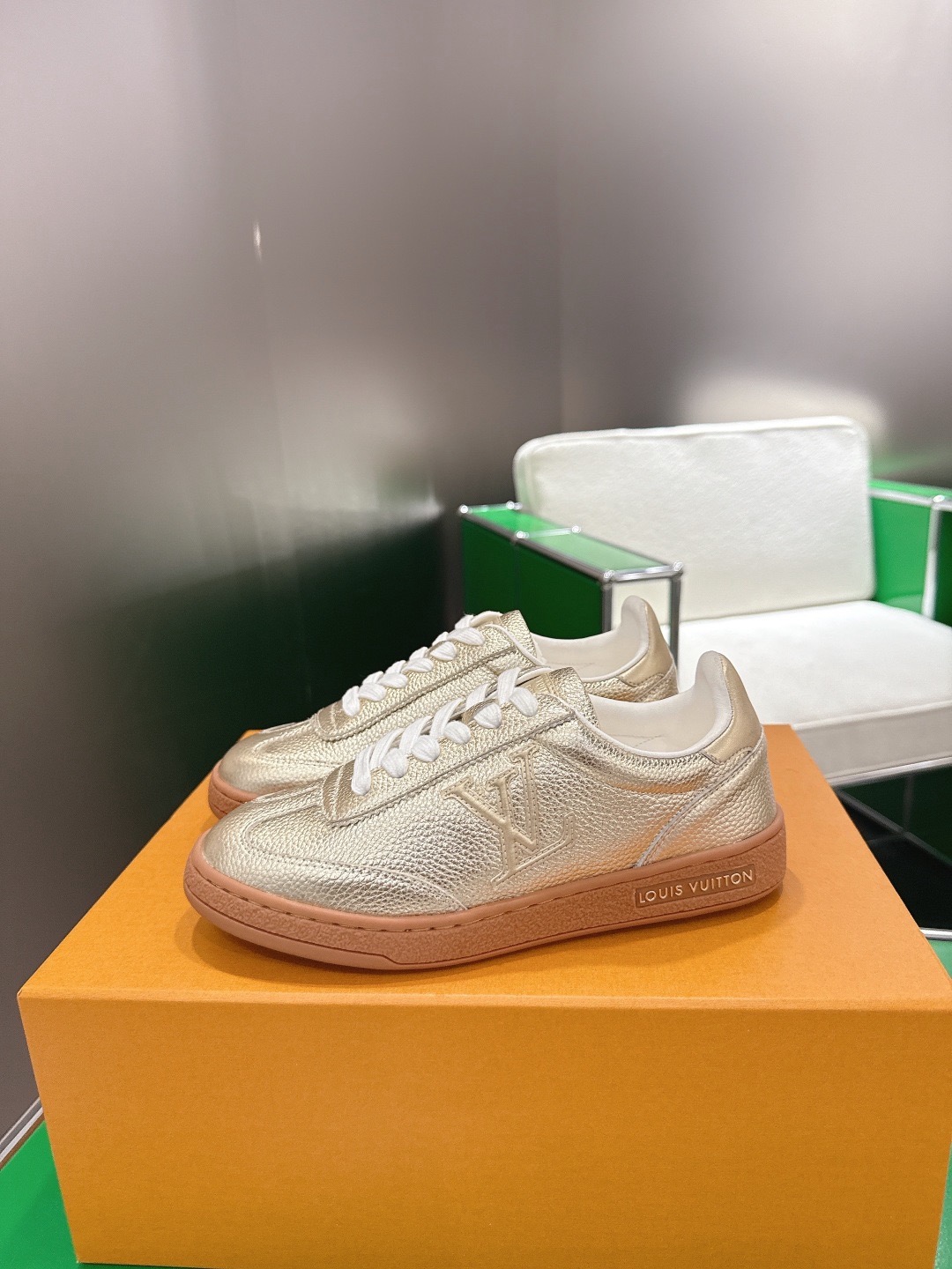 LOUIS VUITTON 루이비통 스니커즈 골드 3