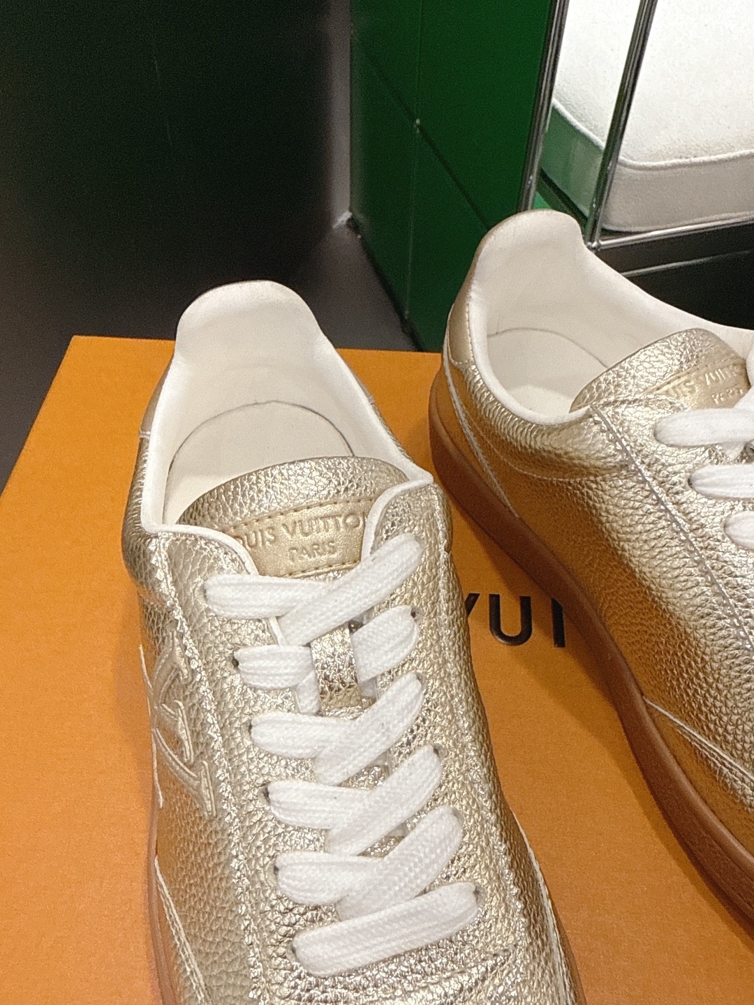 LOUIS VUITTON 루이비통 스니커즈 골드 6