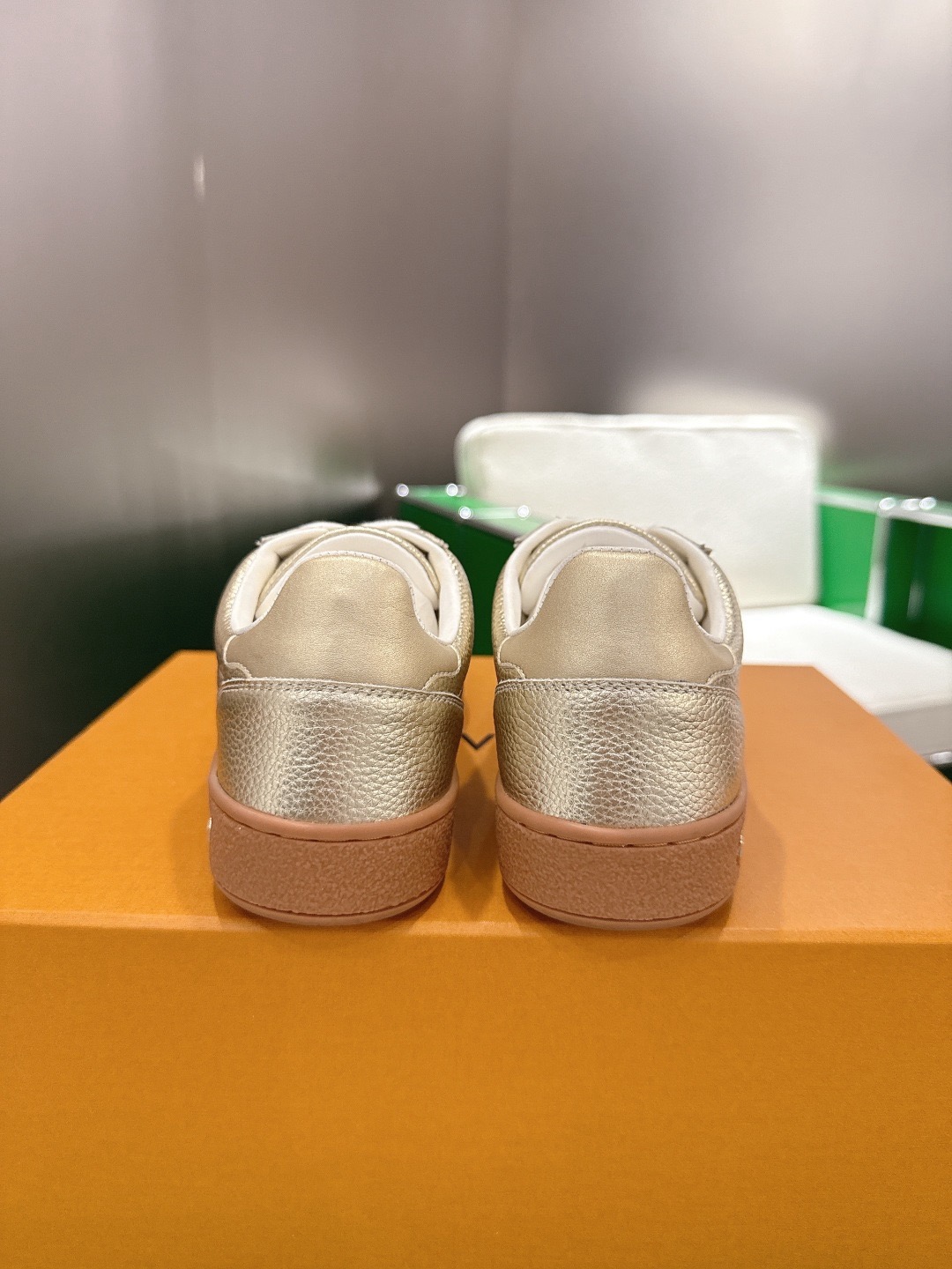 LOUIS VUITTON 루이비통 스니커즈 골드 8