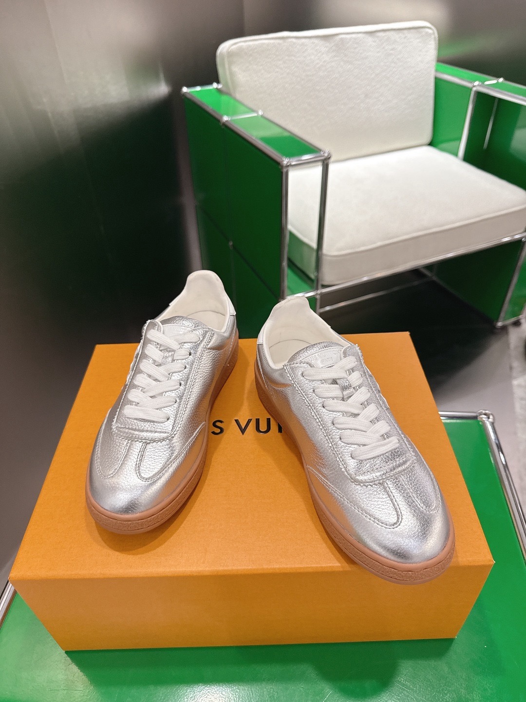 LOUIS VUITTON 루이비통 스니커즈 골드 2