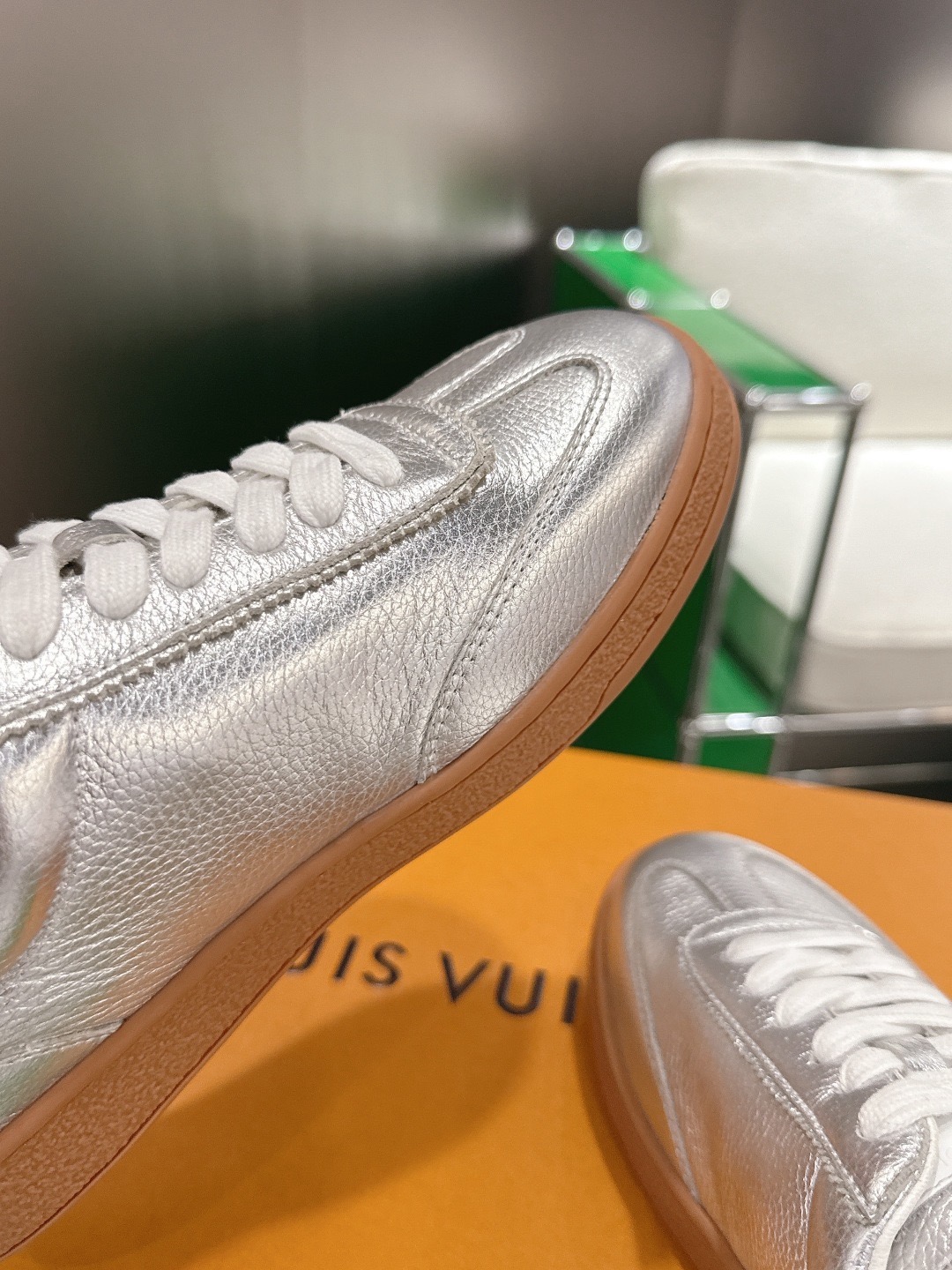LOUIS VUITTON 루이비통 스니커즈 골드 8