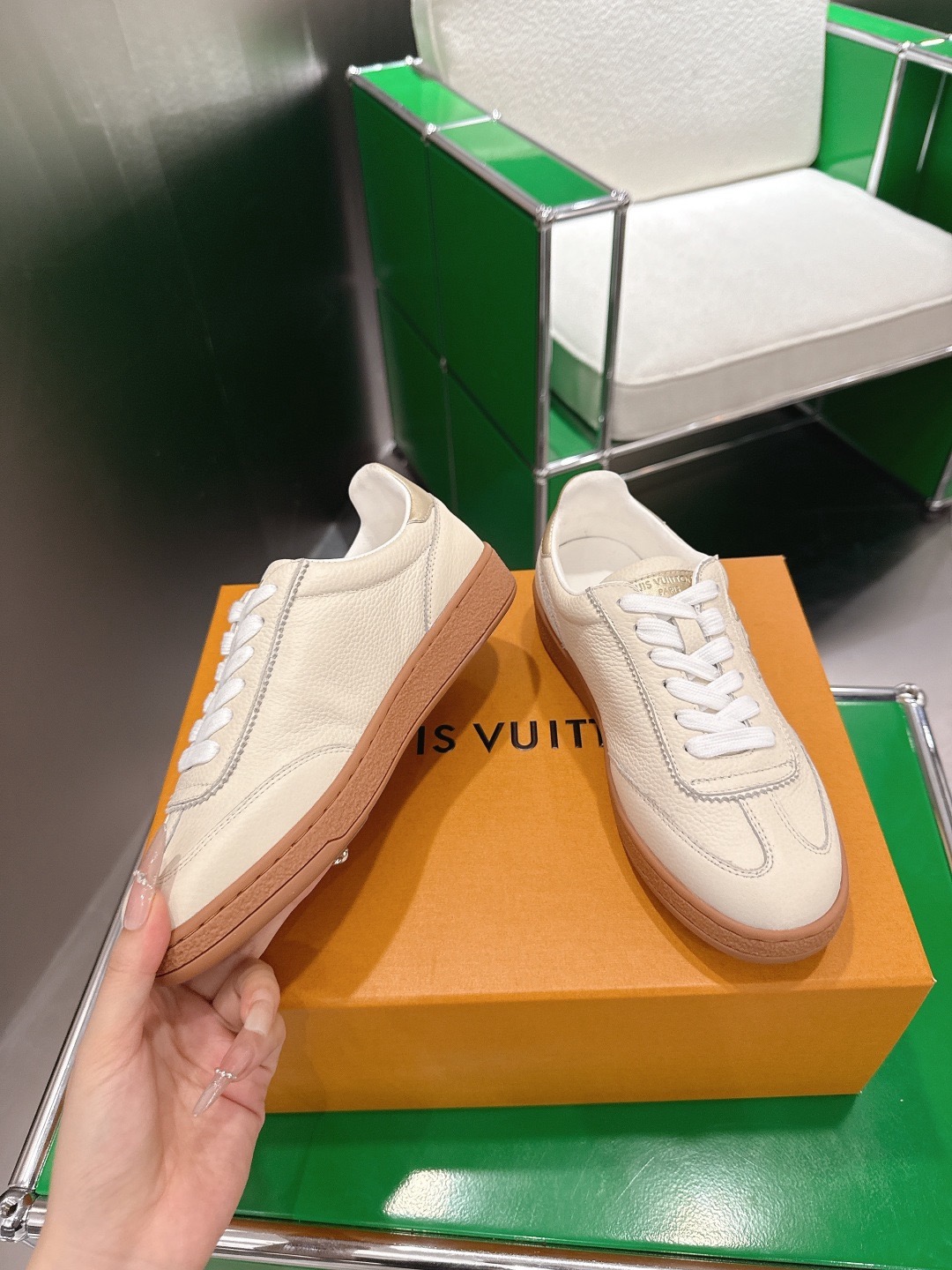 LOUIS VUITTON 루이비통 스니커즈 골드 3