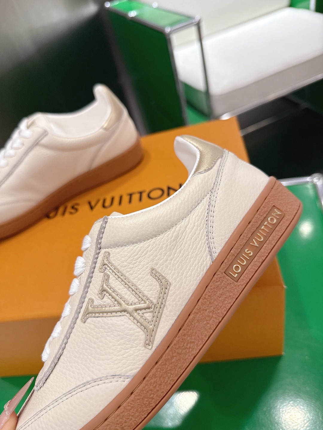 LOUIS VUITTON 루이비통 스니커즈 골드 6
