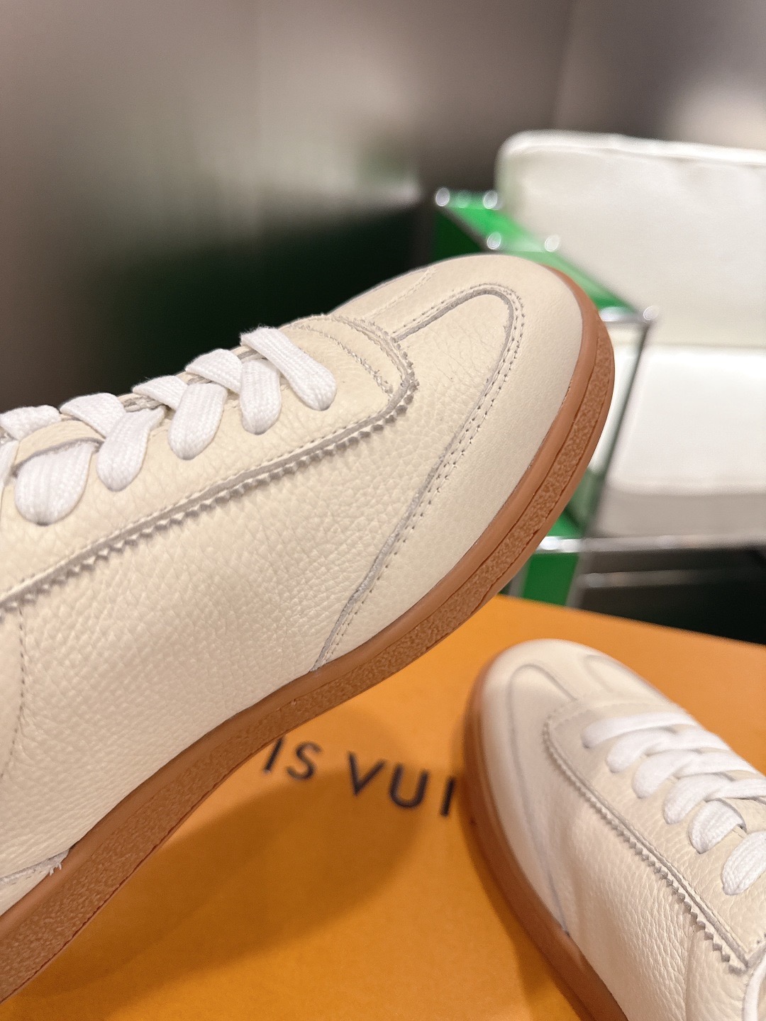 LOUIS VUITTON 루이비통 스니커즈 골드 7