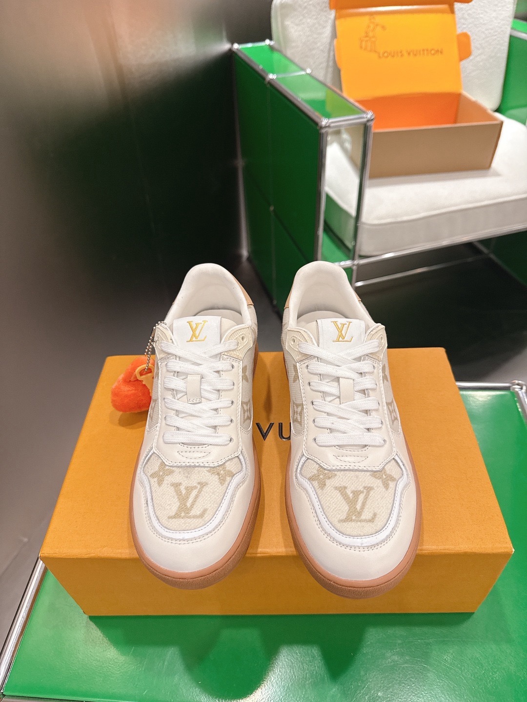 LOUIS VUITTON 루이비통 스니커즈 베이지 1